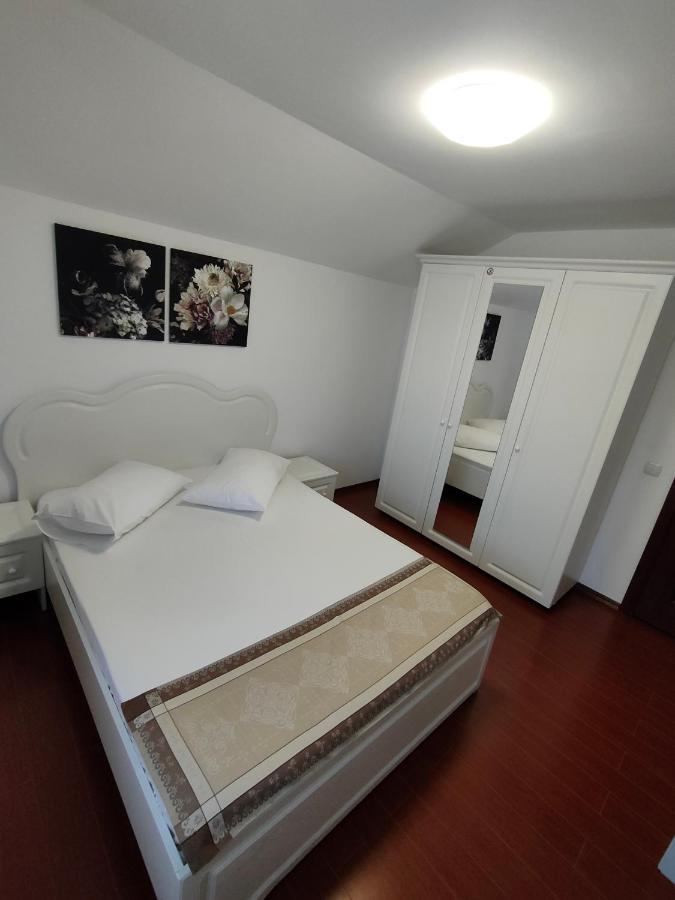 "Apartament"-Casa Genius 普洛耶什蒂 外观 照片